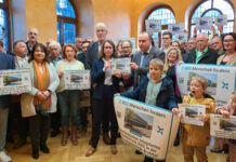 Petition zur Einrichtung einer Integrierten Gesamtschule im Brohltal Johannes Bell, Bürgermeister der Verbandsgemeinde Brohltal, übergibt die Petition im Kreishaus an Landrätin Cornelia Weigand. Foto: S. Macht / Kreisverwaltung Ahrweiler