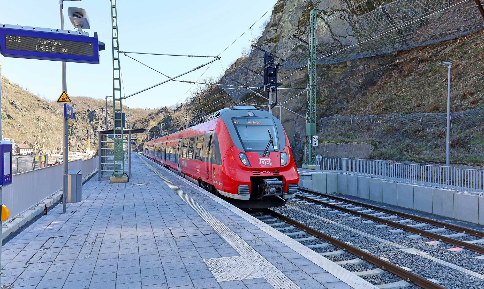 Mit der wiederaufgebauten Ahrtalbahn hat Dernaus Ortsteil Marienthal seine bis dahin gut genutzte Bushaltestelle des Schienenersatzverkehrs verloren. Rolf Schmitt, Vorsitzender des Hochwasserhilfevereins Marienthal e.V. und Mitglied im Rat der Ortsgemeinde Dernau, hat eine Petition zur Einrichtung eines Bahnhaltepunktes in Marienthal gestartet und unterstreicht die Bedeutung einer zukunftsfähigen Verkehrsinfrastruktur für Bewohner und Gäste. (Symbolfoto: Thorsten Trütgen / VG Altenahr)