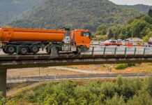 Anspruchsvolle Bergung auf der als Hochbrücke verlaufenden B257 Da die Bundesstraße im Bereich der Unfallstelle über eine Hochbrücke verläuft und der Lkw auf der zerstörten Leitplanke direkt vor dem Abgrund stehen geblieben war, gestaltete sich die Bergungssituation als anspruchsvoll. (Foto: Thorsten Trütgen / VG Altenahr)